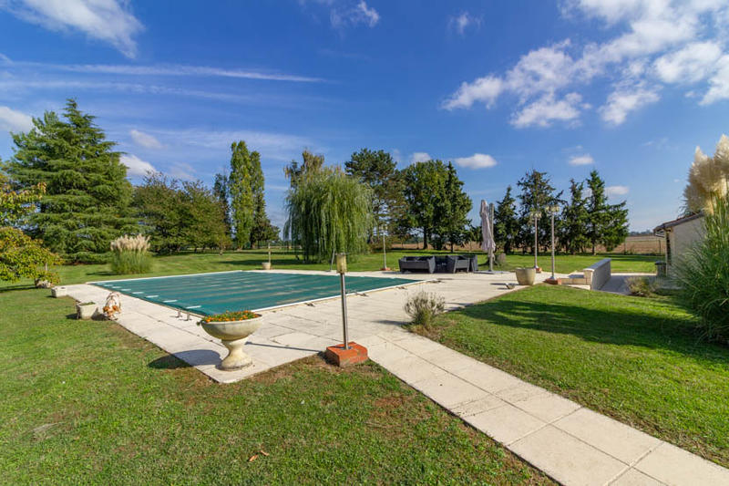 Maison - 300 m² - 8 pièces