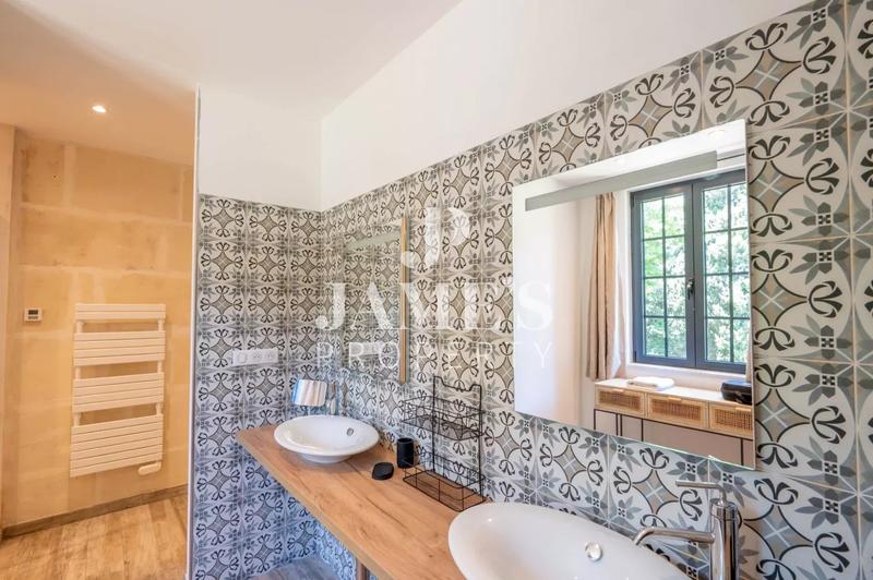 Maison - 420 m² - 8 pièces