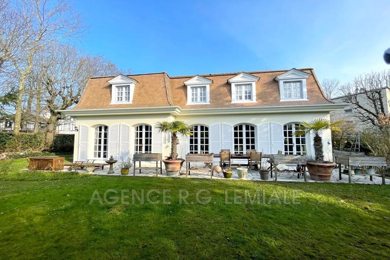 Maison - 275 m² - 15 pièces
