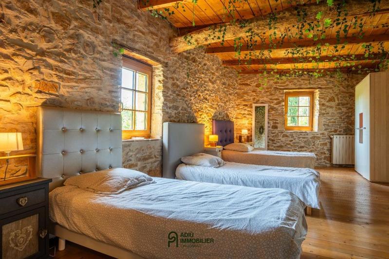 Propriété - 406 m² - 9 pièces