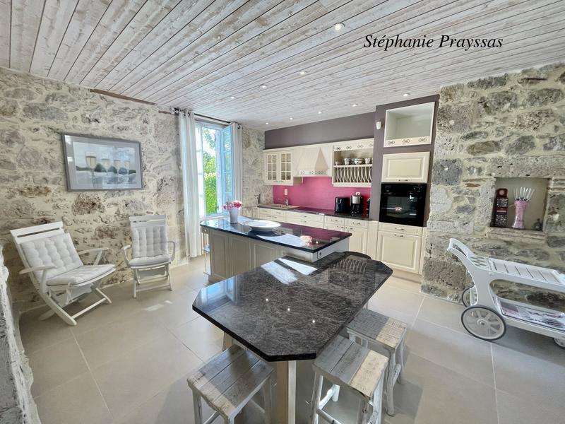 Maison - 300 m² - 8 pièces