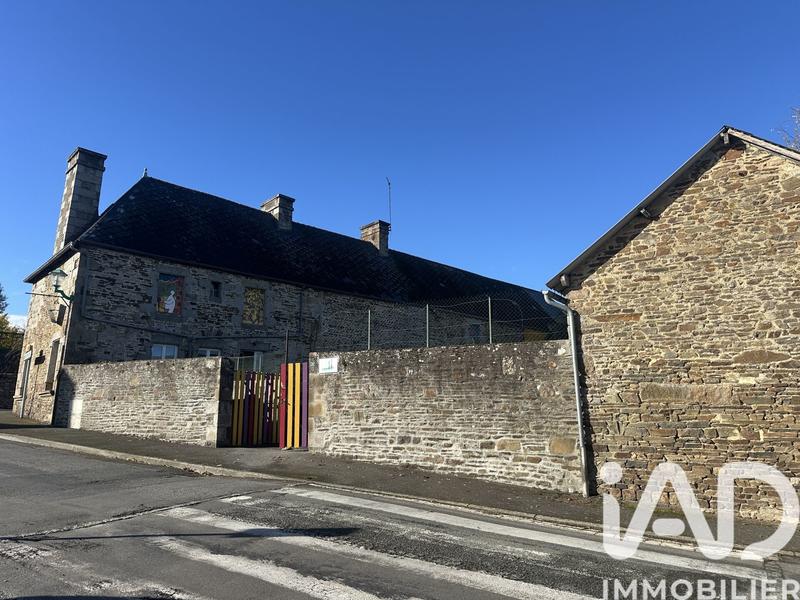 Maison de village - 680 m² - 10 pièces