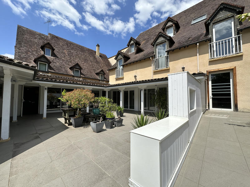 Propriété - 1 500 m² - 49 pièces