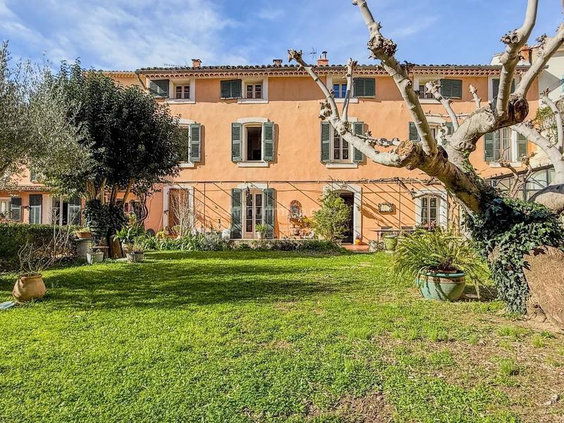 Maison - 257 m² - 9 pièces