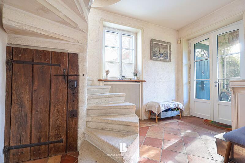 Maison - 218 m² - 9 pièces