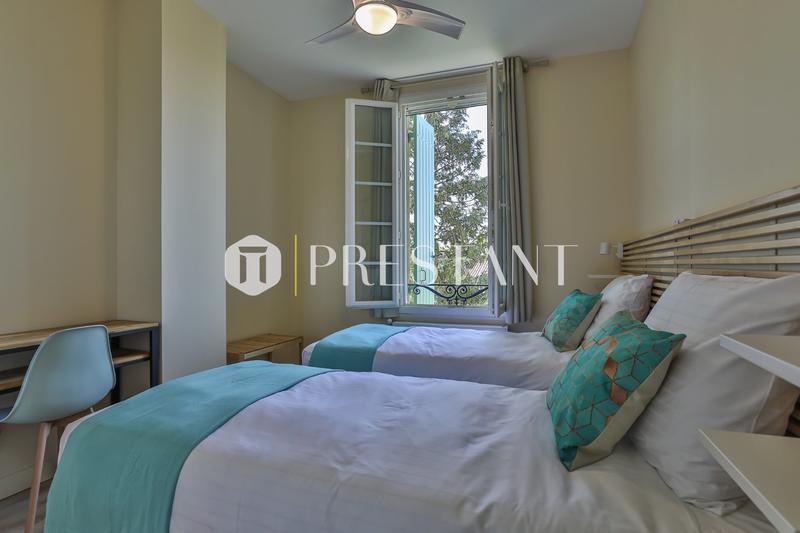 Maison - 240 m² - 9 pièces