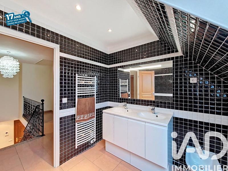 Maison - 250 m² - 7 pièces