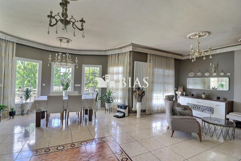 Maison - 191 m² - 8 pièces