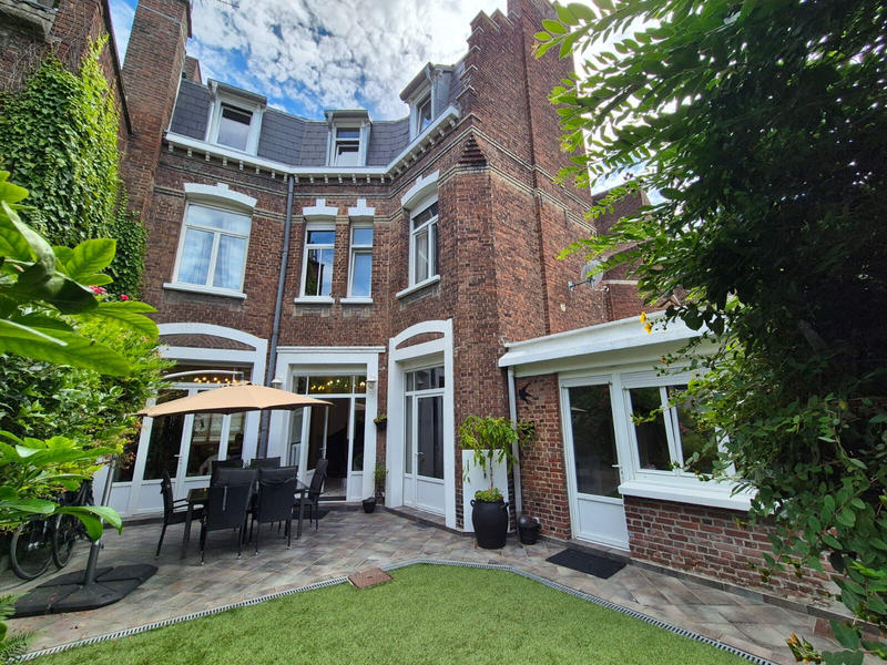 Maison - 244 m² - 9 pièces