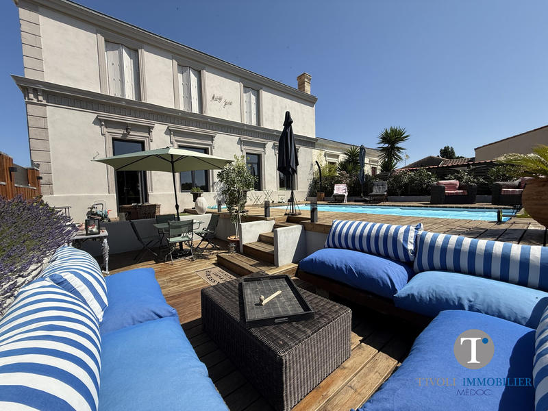 Maison traditionnelle - 267 m² - 9 pièces