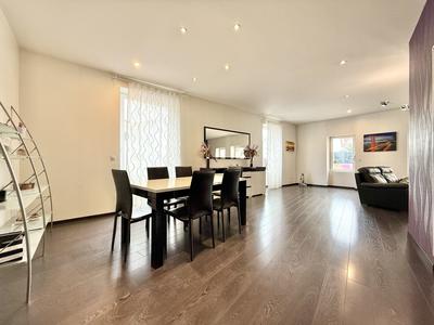 Maison - 195 m² - 10 pièces