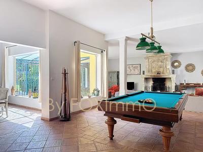 Propriété - 653 m² - 28 pièces