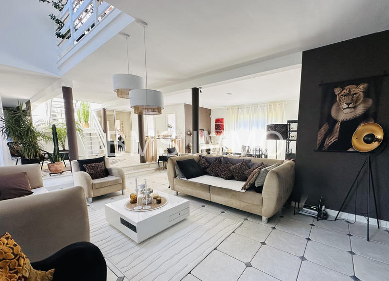 Maison - 230 m² - 6 pièces
