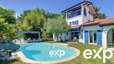 Maison - 219 m² - 9 pièces