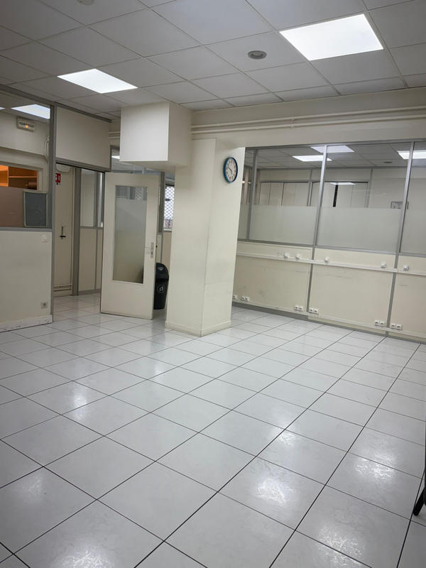 Magasins - 136 m² - 5 pièces