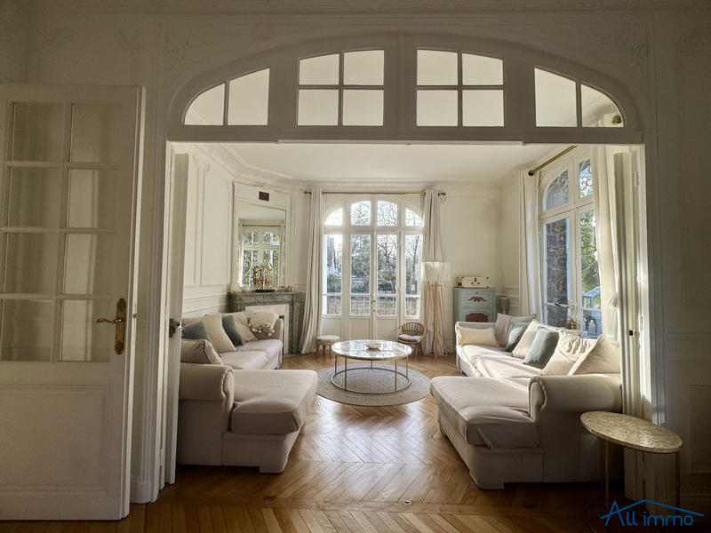 Maison - 280 m² - 7 pièces