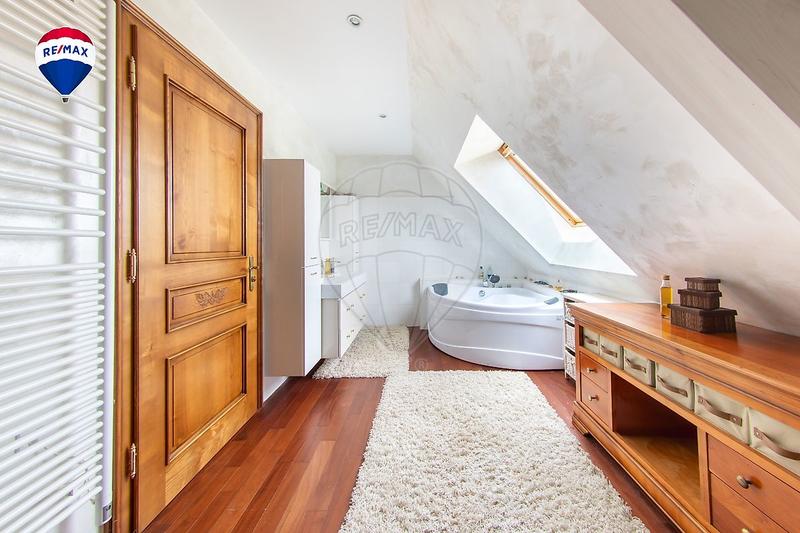 Maison - 306 m² - 6 pièces