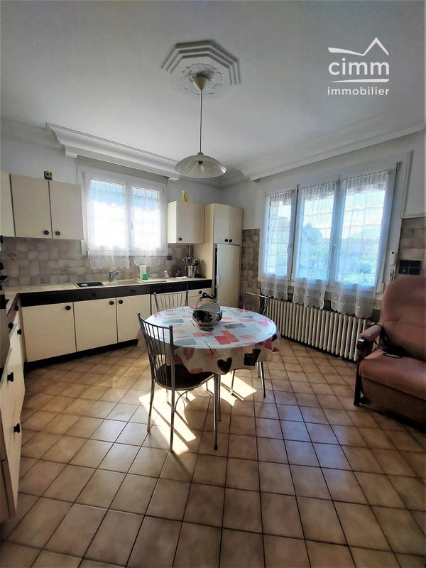 Maison - 285 m² - 8 pièces