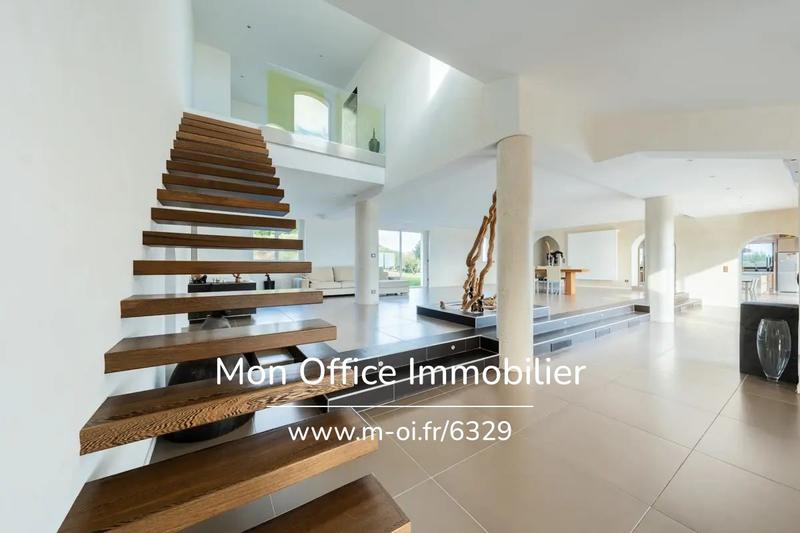 Propriété - 980 m² - 10 pièces