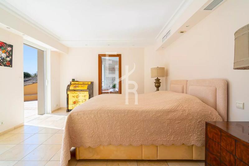 Villa - 329 m² - 10 pièces