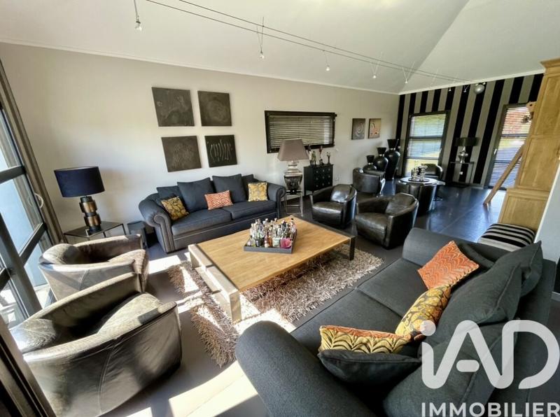 Maison - 285 m² - 9 pièces