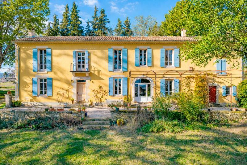 Propriété - 341 m² - 9 pièces