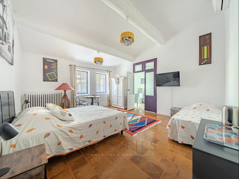 Maison - 360 m² - 10 pièces