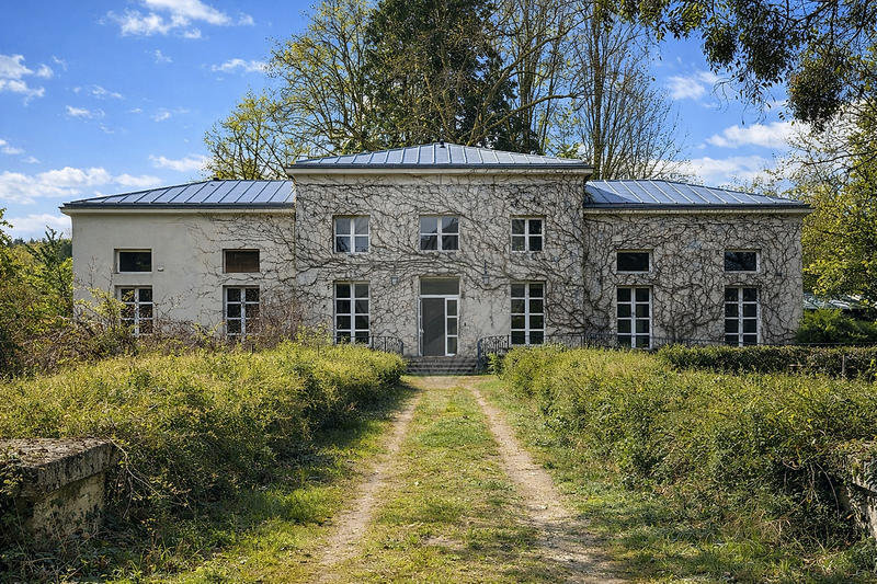Maison - 1 000 m² - 20 pièces