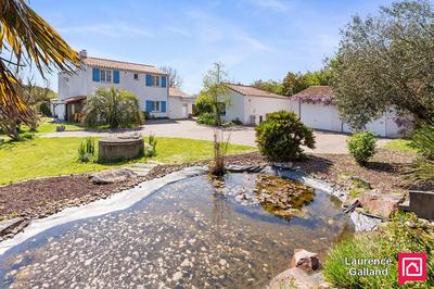 Maison - 222 m² - 8 pièces