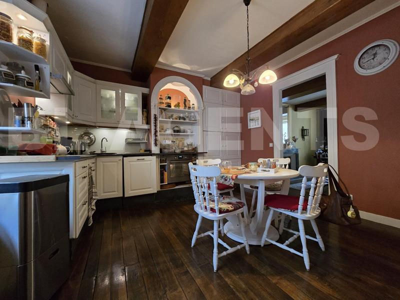 Maison - 260 m² - 10 pièces