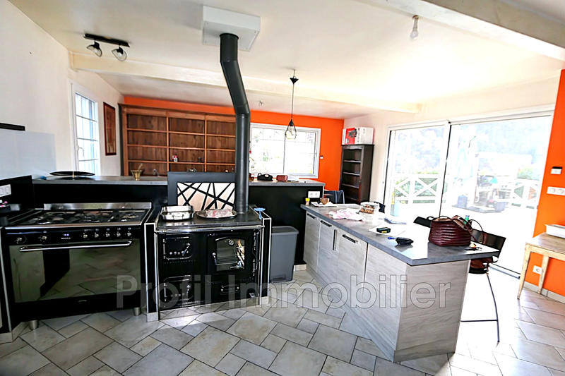 Maison - 235 m² - 8 pièces