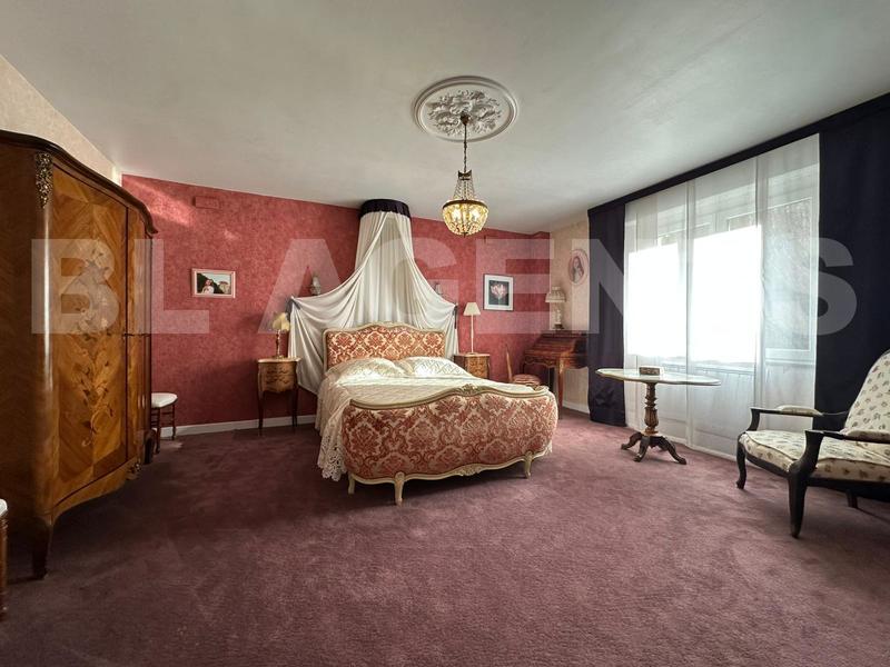 Maison - 270 m² - 8 pièces