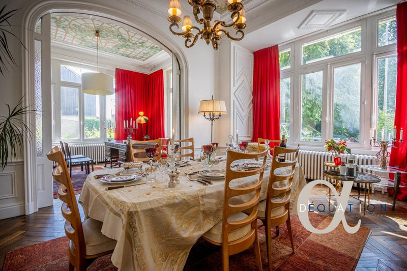 Maison - 350 m² - 10 pièces