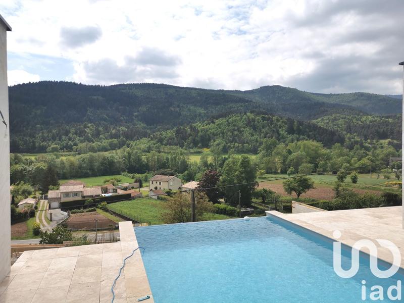 Maison - 212 m² - 6 pièces