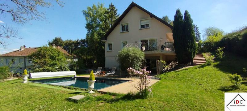 Maison - 240 m² - 6 pièces