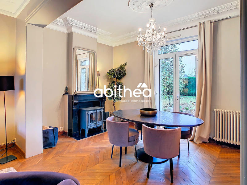 Maison - 330 m² - 11 pièces