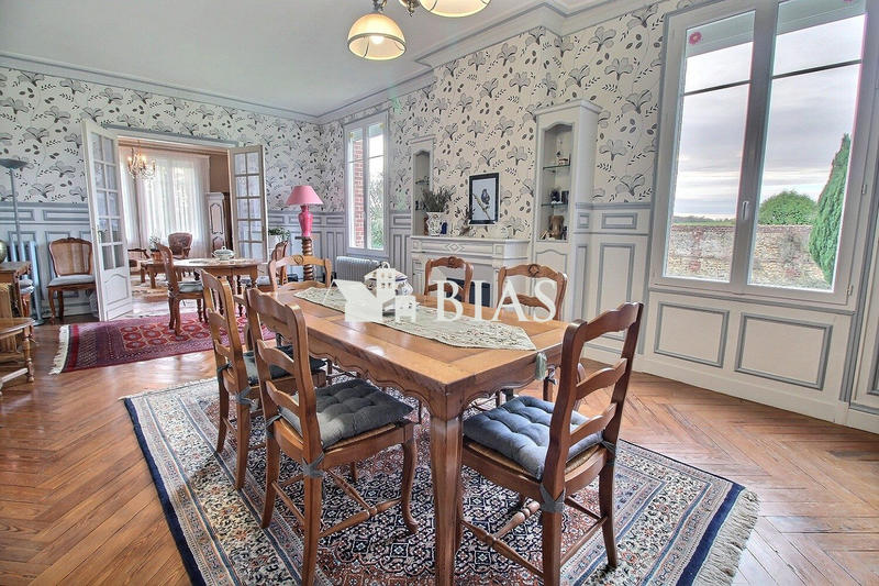 Maison - 300 m² - 12 pièces