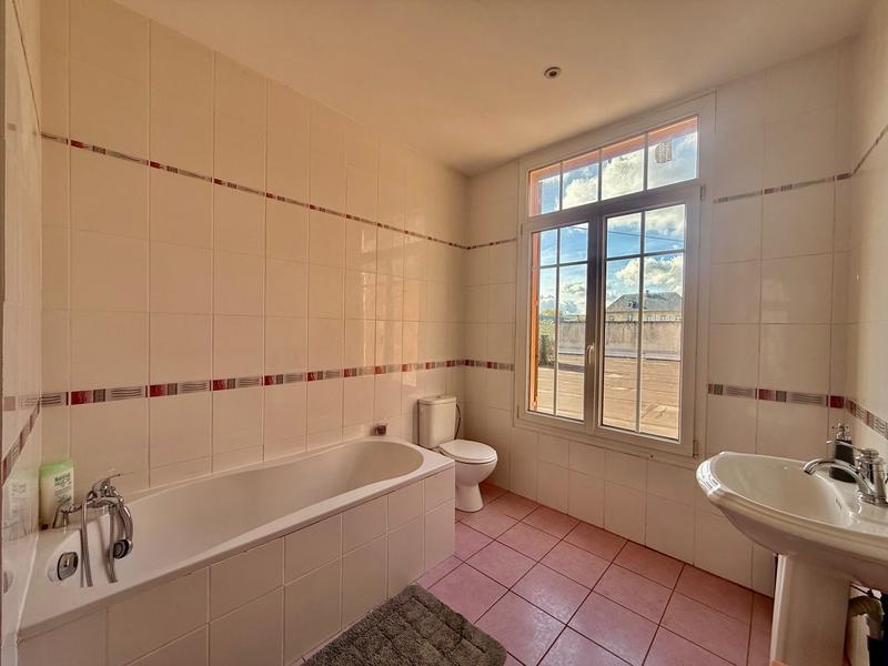 Appartement - 209 m² - 6 pièces