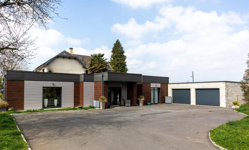 Maison - 243 m² - 7 pièces