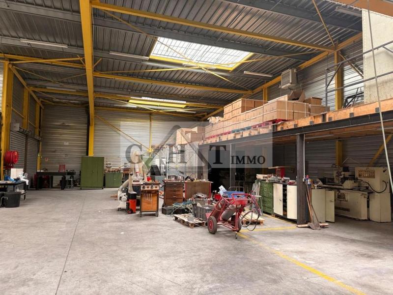 Entrepôt - 1 240 m²