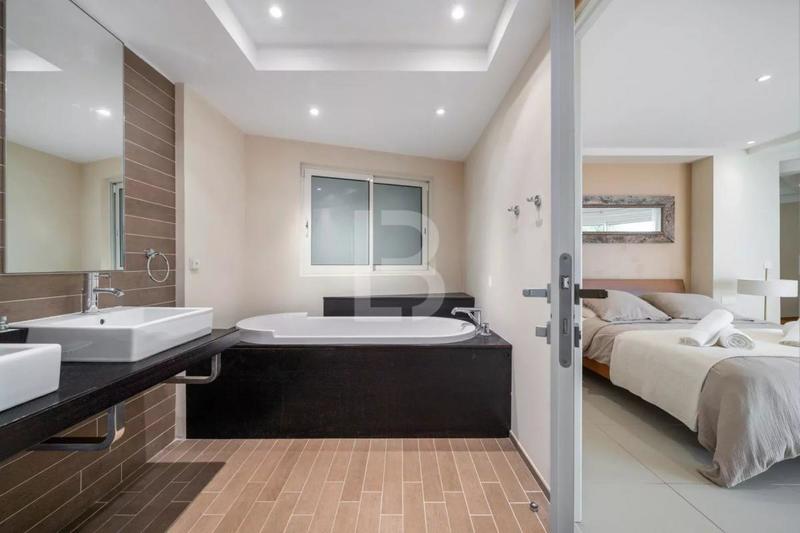 Villa - 587 m² - 8 pièces