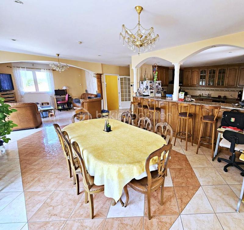 Maison traditionnelle - 230 m² - 7 pièces