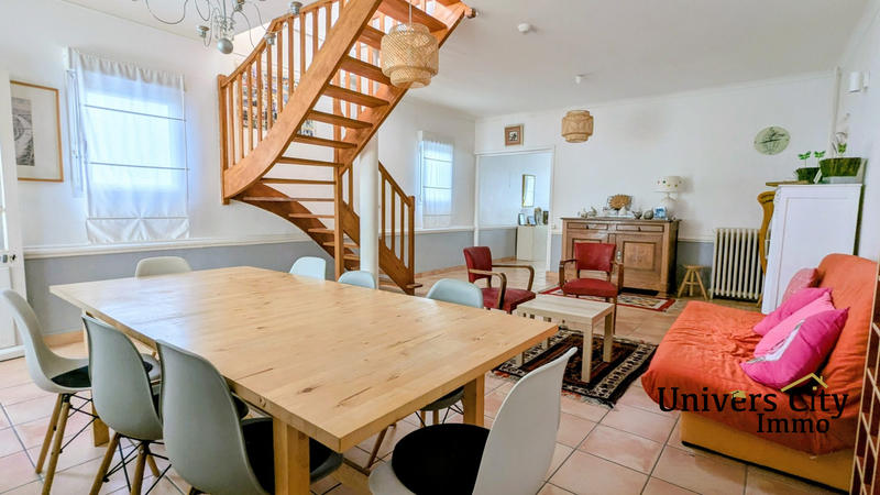 Maison - 235 m² - 9 pièces