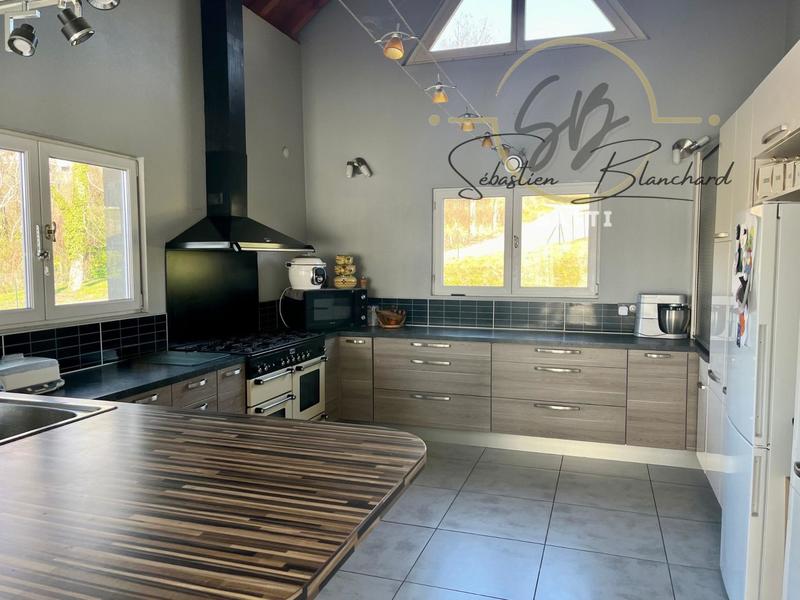 Maison - 222 m² - 9 pièces