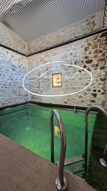 Maison - 243 m² - 8 pièces