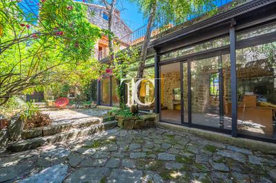 Maison - 225 m² - 9 pièces