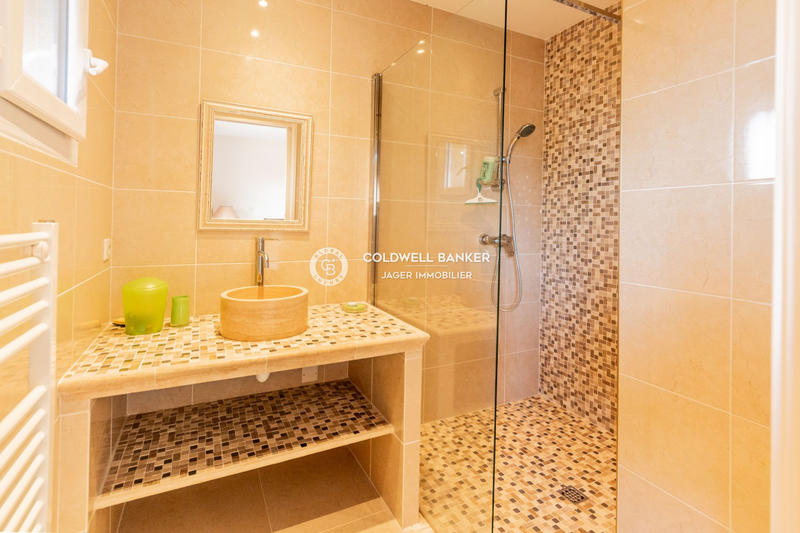 Maison - 250 m² - 6 pièces