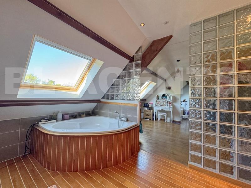 Maison - 243 m² - 8 pièces