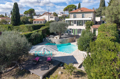 Maison - 220 m² - 5 pièces