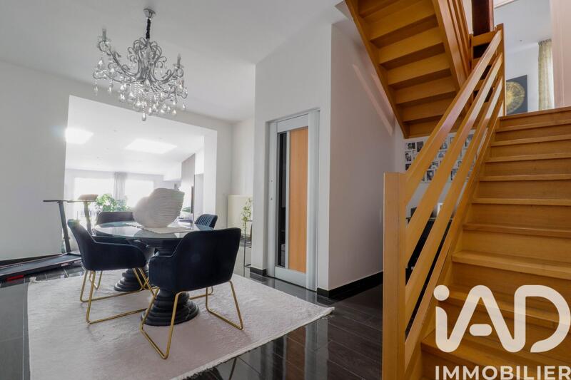 Maison - 225 m² - 8 pièces